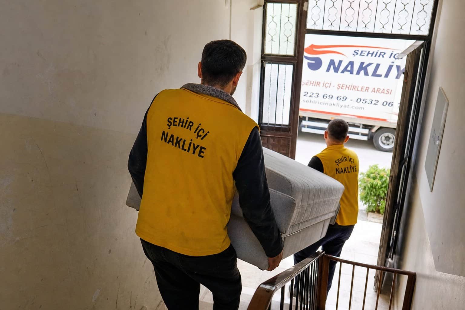 Beyoğlu Nakliye - Apartman koridorunda mobilya tasima hizmeti