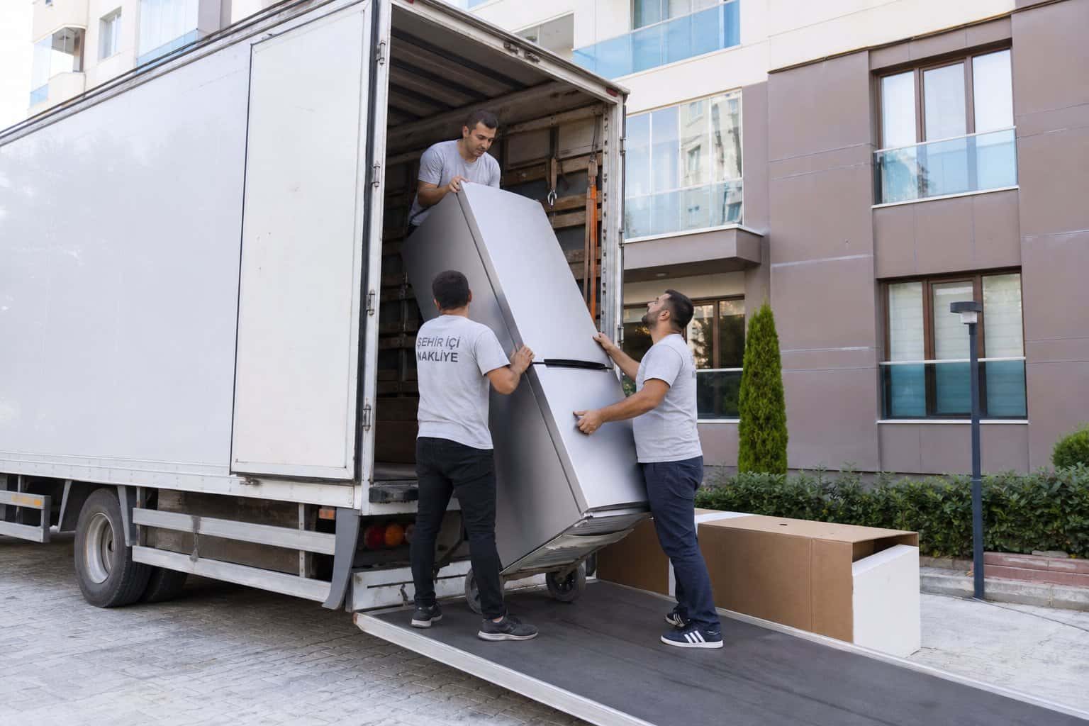 Beyoğlu Nakliye - Apartman onunde mobilya indirme calismasi